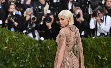 Kylie Jenner kritikohet nga adhuruesit amerikanë për setin 360 dollarësh të grimit