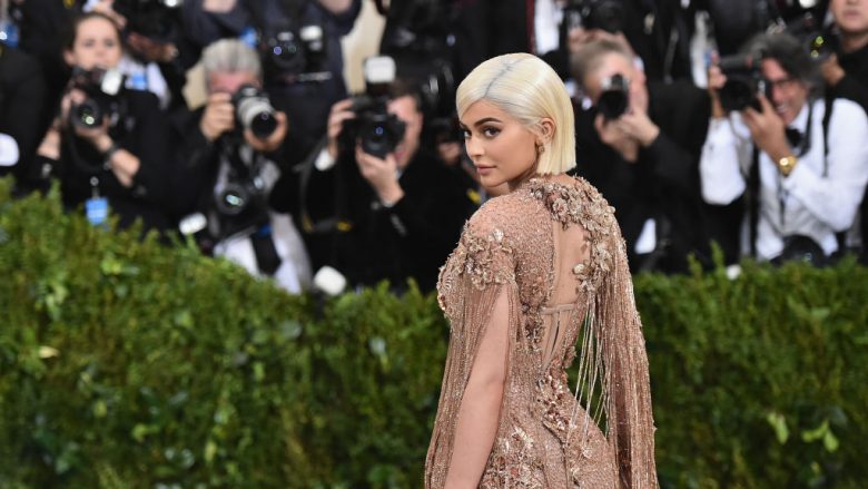 Kylie Jenner kritikohet nga adhuruesit amerikanë për setin 360 dollarësh të grimit