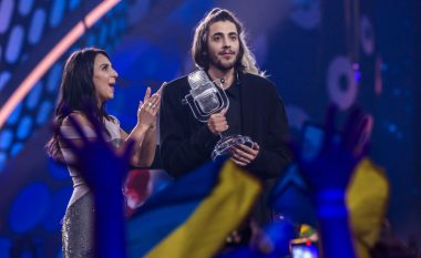 Fituesi i “Eurovisionit” bëhet me zemër të re (Foto/Video)