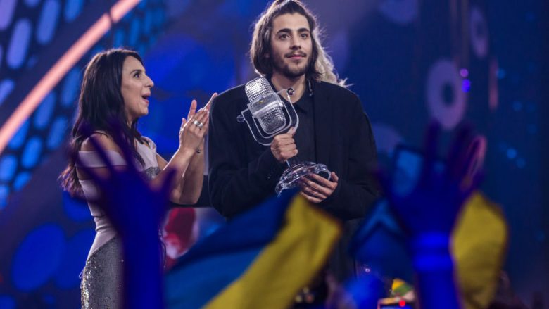 Fituesi i “Eurovisionit” bëhet me zemër të re (Foto/Video)