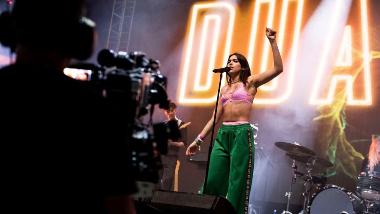 Raport special i ‘The Guardian’: Si arriti Dua Lipa që të shpallet femra e vitit 2017 (Foto)