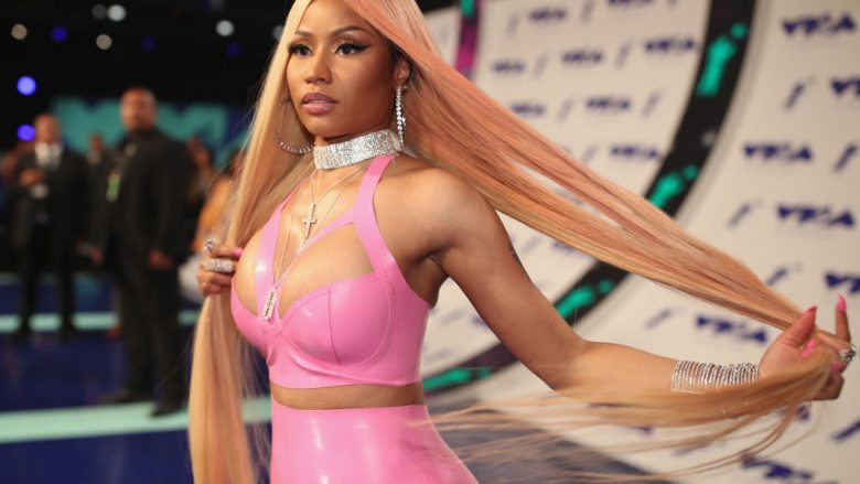 Nicki Minaj shfaq krejtësisht gjoksin në revistën “Paper” (Foto, +18)