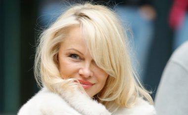 Gruaja e Adil Rami thotë se mund të jetë joshëse edhe si 50 vjeçare – Pamela Anderson shijon jetën në Marsejë