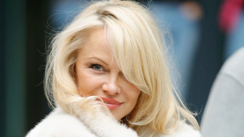 Gruaja e Adil Rami thotë se mund të jetë joshëse edhe si 50 vjeçare – Pamela Anderson shijon jetën në Marsejë