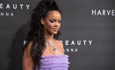 Rihanna bën thirrje të mos përdoren armët, pasi i vritet një i afërm (Foto)