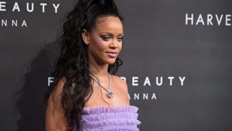 Rihanna bën thirrje të mos përdoren armët, pasi i vritet një i afërm (Foto)