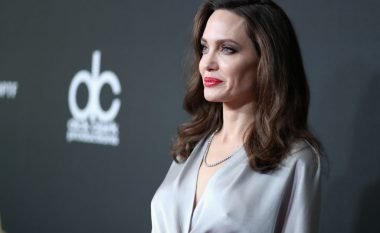 Angelina tregon se iu fut aktrimit për të paguar borxhet e nënës (Foto)