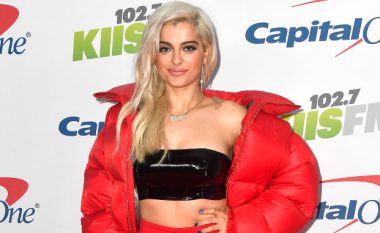 Bebe Rexha vë në pah të pasmet atraktive (Video)