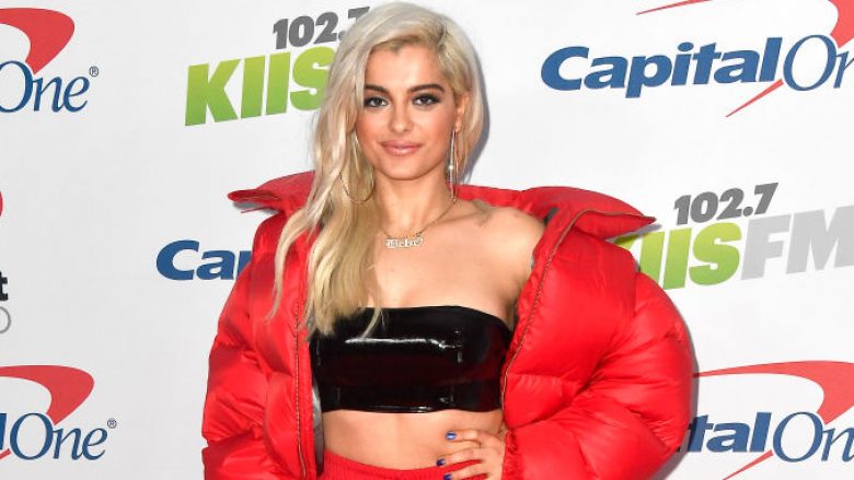 Bebe Rexha vë në pah të pasmet atraktive (Video)