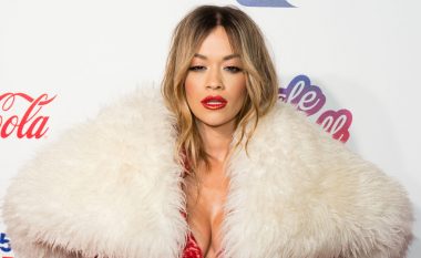 Përkundër kritikave, Rita Ora vë në pah sërish dhëmbin e arit (Foto)