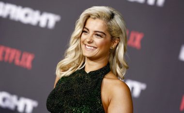 Bebe Rexha shfaqet festive pranë bredhit, teksa ekspozon format trupore (Foto)