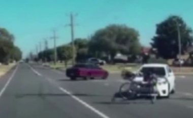 Goditja nga vetura e hodhi dhjetë metra larg, çiklisti u largua i palënduar (Video)