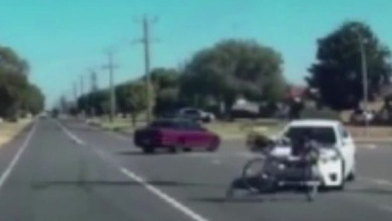Goditja nga vetura e hodhi dhjetë metra larg, çiklisti u largua i palënduar (Video)