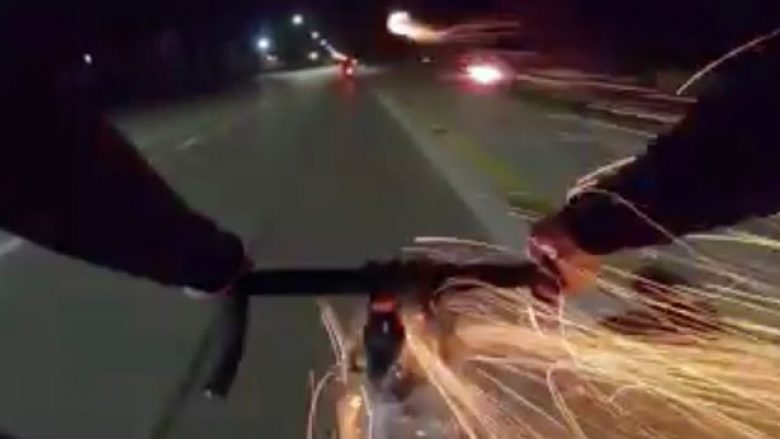 Humbën kontrollin dhe u rrëzuan nga motoçikleta, pasi çiklisti iu hidhte fishekzjarrë sipër (Video)