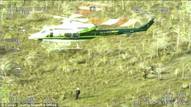 Humbën një javë në zonën me moçale ku ka shumë krokodilë, shpëtohen me helikopter (Video)