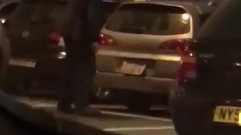 Iku pa paguar parkingun, duke kryer një veprim të pazakontë mbi targa (Video)