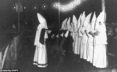 Imazhet rrëqethëse të Ku Klux Klan, kur ishte në kulmin e famës me gjashtë milionë anëtarë (Foto)