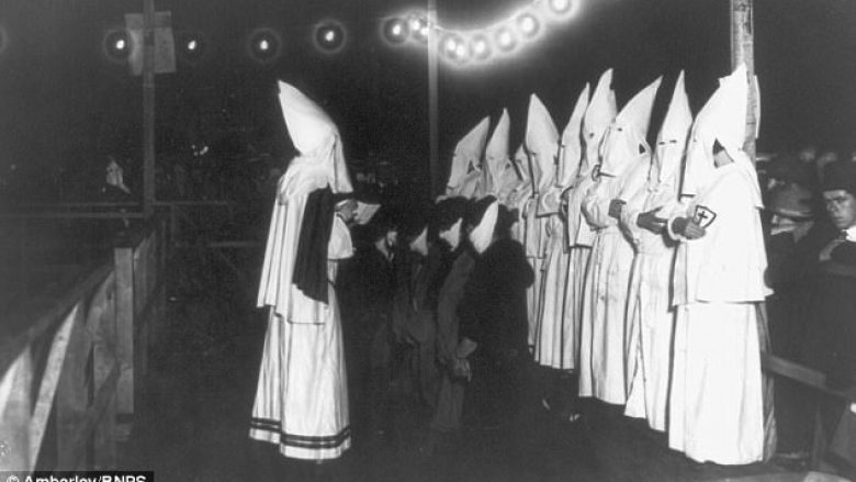 Imazhet rrëqethëse të Ku Klux Klan, kur ishte në kulmin e famës me gjashtë milionë anëtarë (Foto)