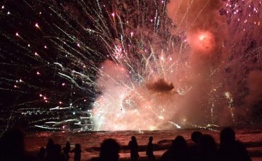 Ndezja e fishekzjarrëve del nga kontrolli, barka përfshihet nga flakët (Video)