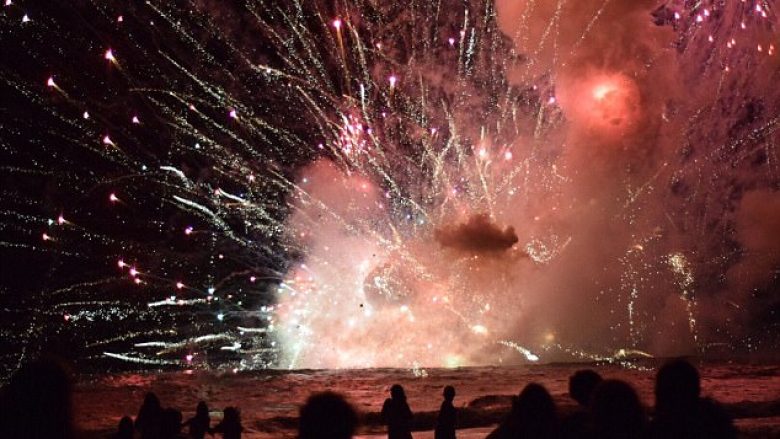 Ndezja e fishekzjarrëve del nga kontrolli, barka përfshihet nga flakët (Video)
