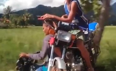 Në pjesën e pasme të motoçikletës e barti një tjetër të dëmtuar, së bashku me motoçiklistin (Video)