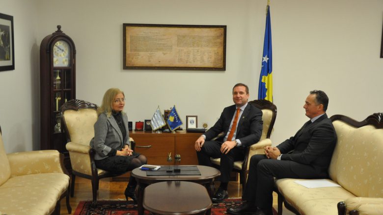 Ministri Sefaj priti në takim ambasadoren e Greqisë në Kosovë