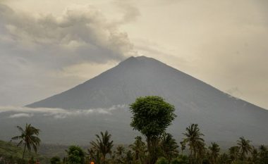 Parashikimet e frikshme të priftit nga Bali, për vullkanin e malit Agung (Foto)