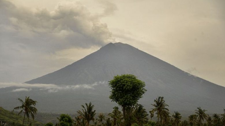 Parashikimet e frikshme të priftit nga Bali, për vullkanin e malit Agung (Foto)