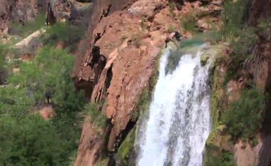 Përkujton shokun e ngushtë duke kërcyer nga ujëvara e lartë, ku ai kishte pësuar me fatalitet (Video)