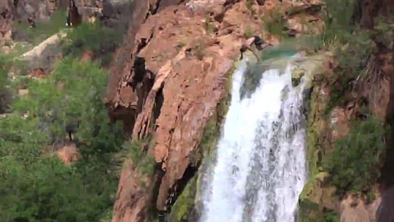 Përkujton shokun e ngushtë duke kërcyer nga ujëvara e lartë, ku ai kishte pësuar me fatalitet (Video)