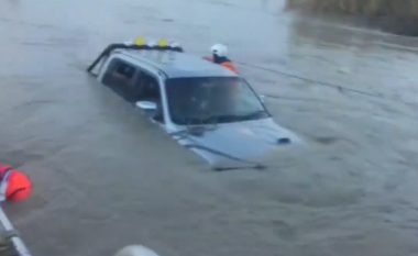 Policia nxjerr katër qytetarë nga vetura e përmbytur (Video)
