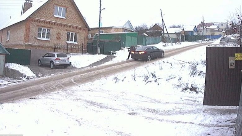 Përpjekjet e vështira të shoferit për ta zënë veturën që i rrëshqiste nëpër kodrën me borë (Video)