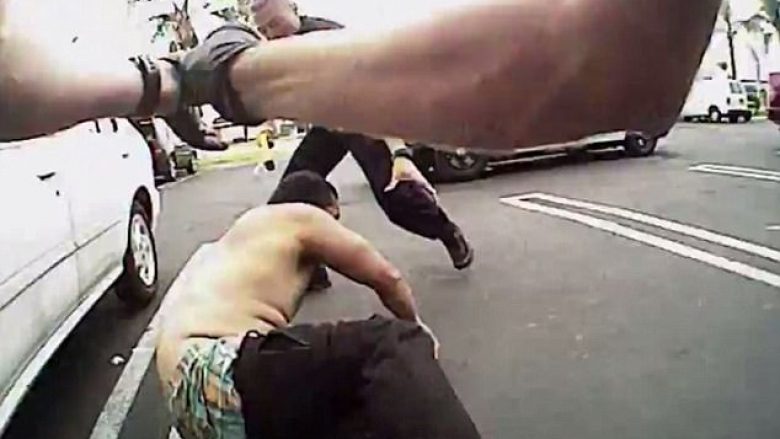 Gjatë ndalimit të dhunshëm, policët ia sollën vdekjen të dyshuarit me zemër të dobët (Video, +18)