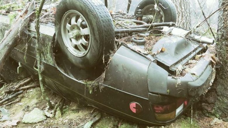 Një Porsche 924 e vjedhur para 26 vitesh, gjendet poshtë një shkëmbi (Foto)