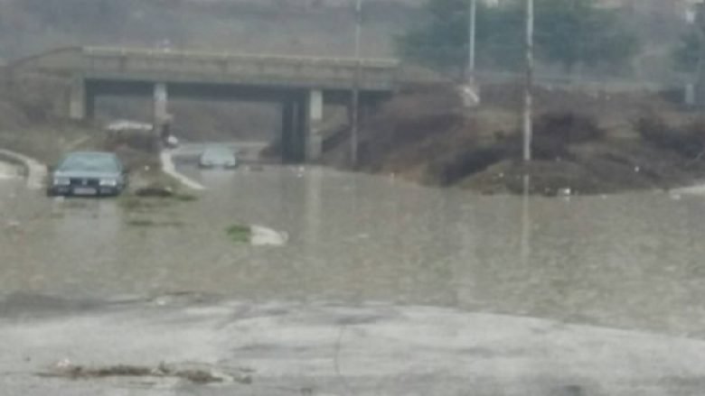 Bllokohet nga uji qarkorja rreth Shkupit (Foto)