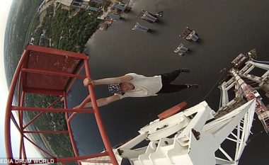Ngjitja në kranin 200 metra të lartë, pa asnjë pajisje mbrojtëse (Video)