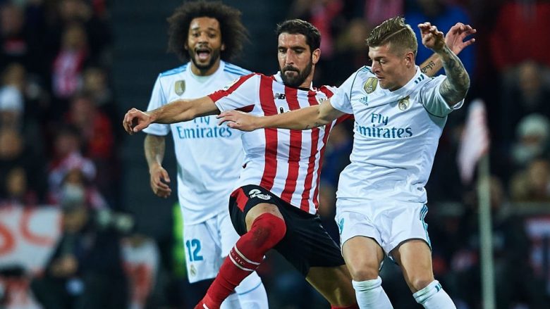 BILBAO, SPAIN - DECEMBER 02:  Raul Garcia of Athletic Club (L) competes for the ball with Toni Kroos of Real Madrid CF (R) during the La Liga match between Athletic Club and Real Madrid at Estadio de San Mames on December 2, 2017 in Bilbao, Spain.  (Photo by Juan Manuel Serrano Arce/Getty Images)