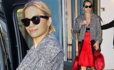 Rita Ora shfaqet glamuroze në një kombinim kuq e zi në New York (Foto)