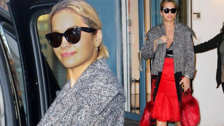 Rita Ora shfaqet glamuroze në një kombinim kuq e zi në New York (Foto)