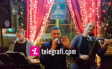 Robert Berisha ‘ndez’ atmosferën në “Bamboo Bar” (Foto)