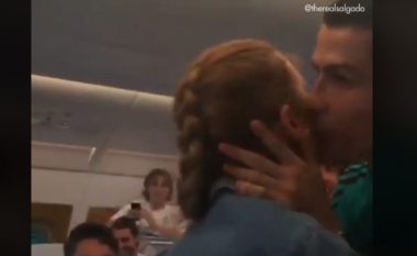 Vajza e Salgados mahnit futbollistët e Realit me zërin e saj në aeroplan, Ronaldo në fund ia dhuron një puthje (Video)