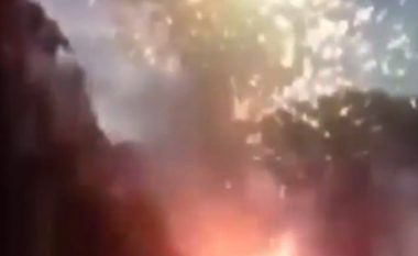 Rrotullohet kamioni, qielli ndriçohet nga fishekzjarrët që ishin në rimorkio (Video)