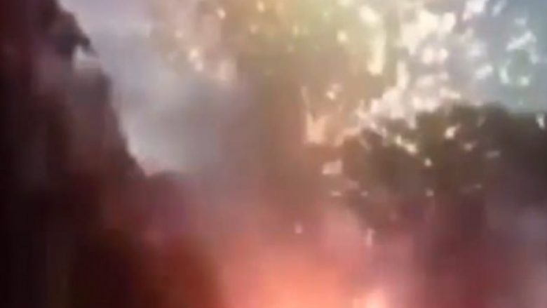 Rrotullohet kamioni, qielli ndriçohet nga fishekzjarrët që ishin në rimorkio (Video)