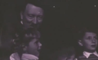 Pamje që tregojnë Hitlerin dhe bashkëpunëtorët e tij duke festuar Krishtlindjet (Video)