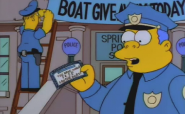 Policia përdori një truk nga “The Simpsons” për të kapur kriminelët – plani çoi në arrestimin e 21 personave (Video)