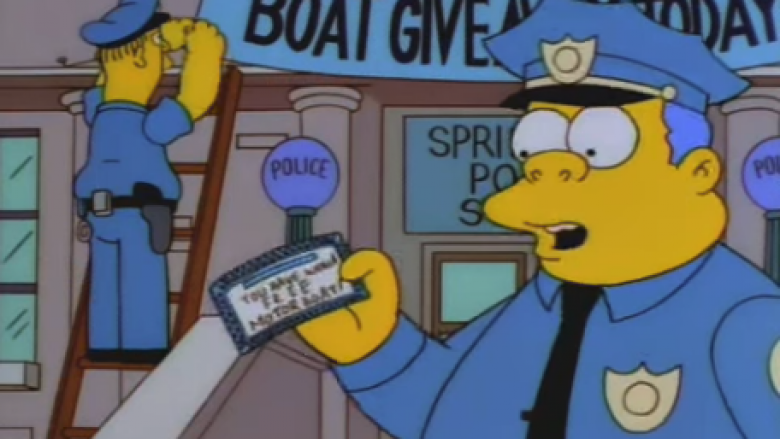 Policia përdori një truk nga “The Simpsons” për të kapur kriminelët – plani çoi në arrestimin e 21 personave (Video)