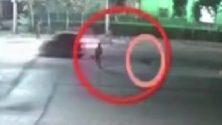 Qeni sulmon një grua në mes të rrugës, e pëson edhe burri që tentoi ta shpëtonte atë (Video)
