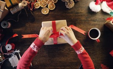Këshilla për amatorë: Mbështillni dhuratat e fundvitit sikur një ekspert (Video)