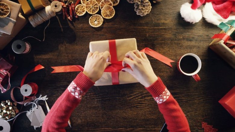 Këshilla për amatorë: Mbështillni dhuratat e fundvitit sikur një ekspert (Video)