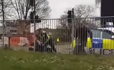 I arrestuari ikën nga vetura e tyre, pasi policët e ngathët e kishin lënë derën hapur (Video)